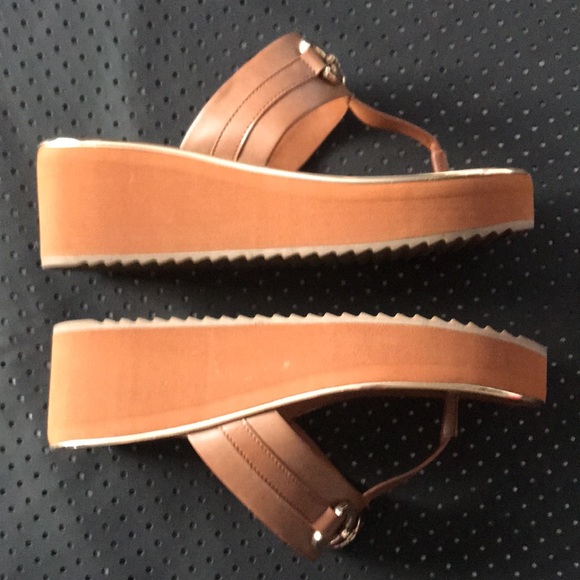 SZ 8.5 NWOT ALDO GOLD HORSEBIT TAN CHUNKY PLATFORM WEDGE SUMMER WOMEN SANDALS - Picture 3 of 7